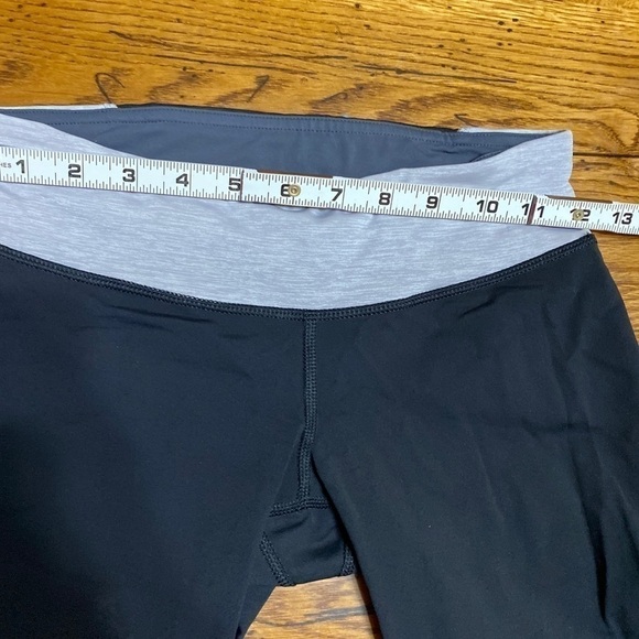 lululemon Fast Free Cropped Capri Leggings Mesh Black/Silver Size 4. - Picture 4 of 8